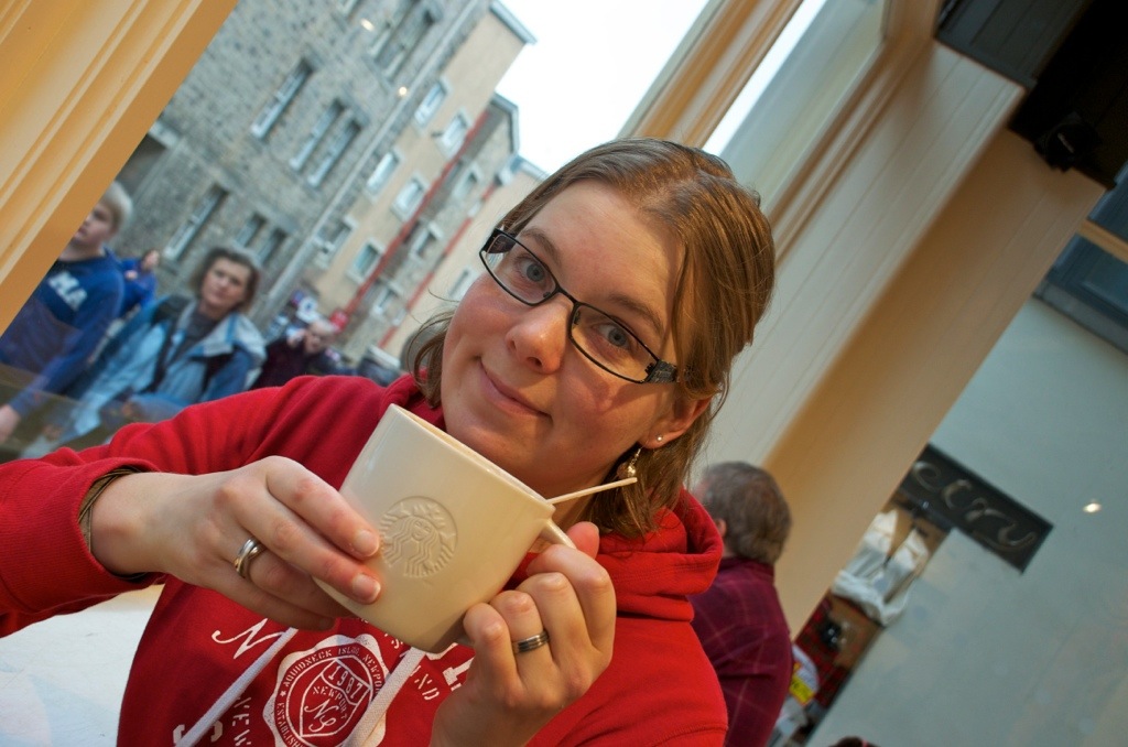 Marcella bij de Starbucks in Edinburgh, Schotland