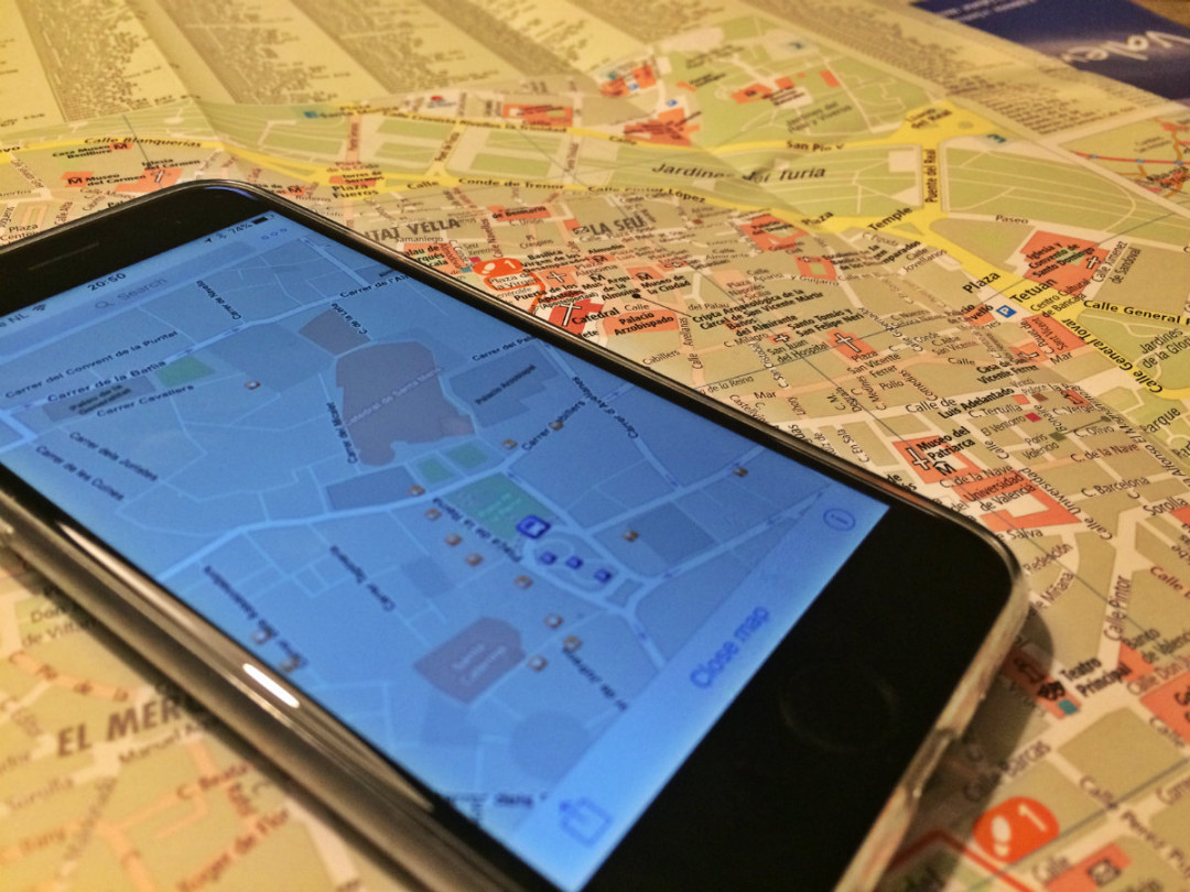 De app OffMaps2 op een papieren kaart